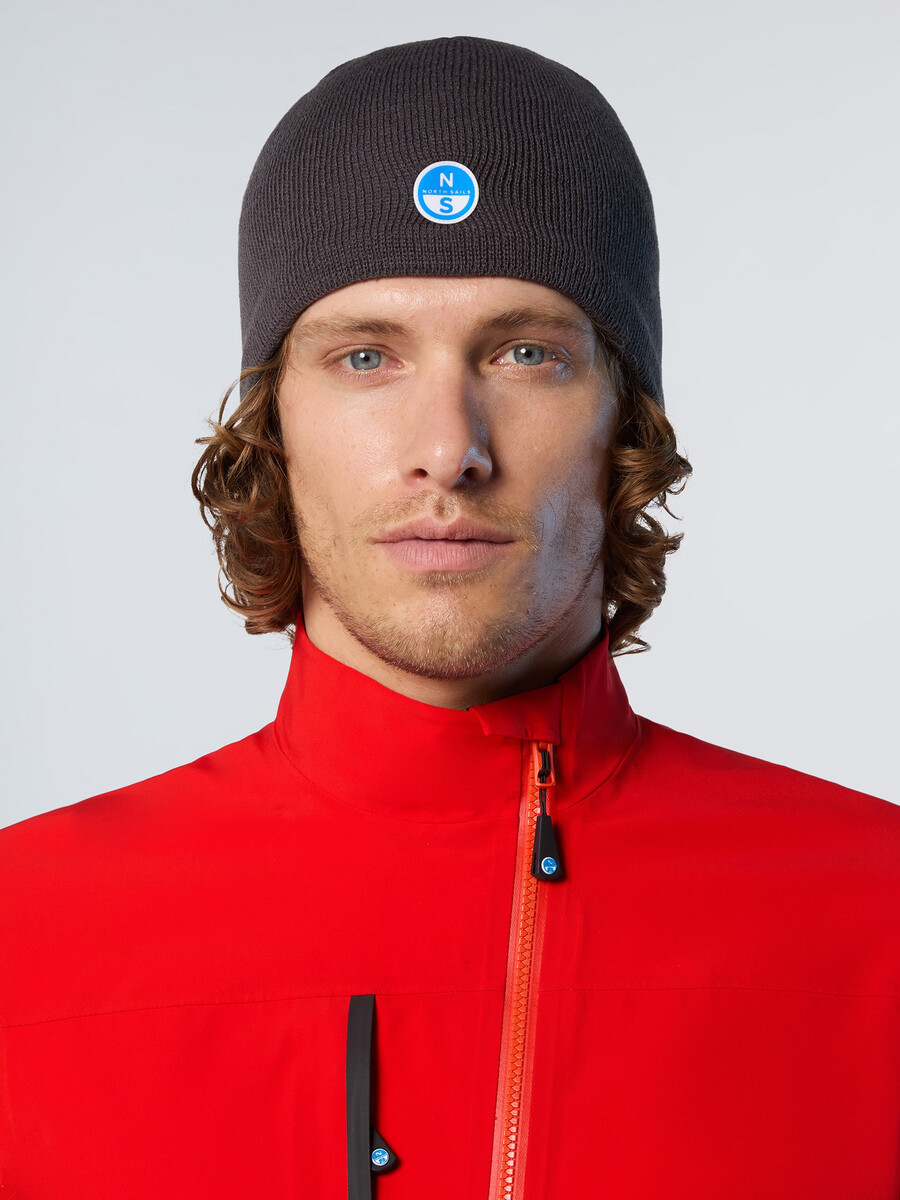 gorro con logo frontal