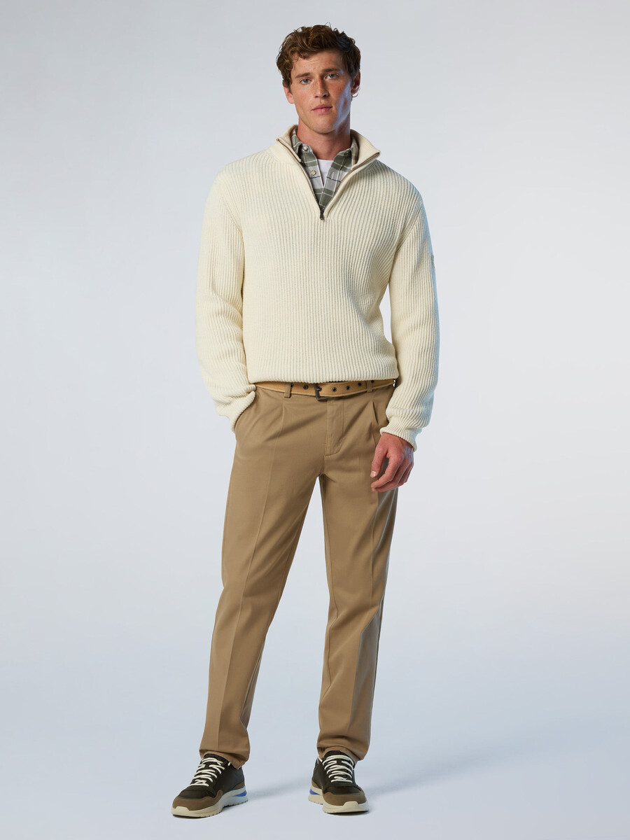 pantalones chinos de gabardina plisada defender