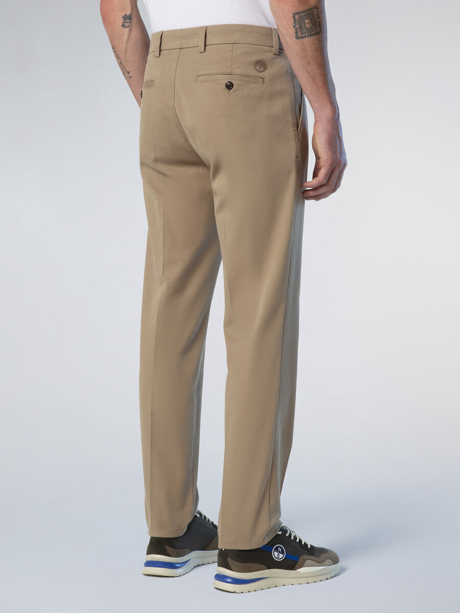 pantalones chinos de gabardina plisada defender