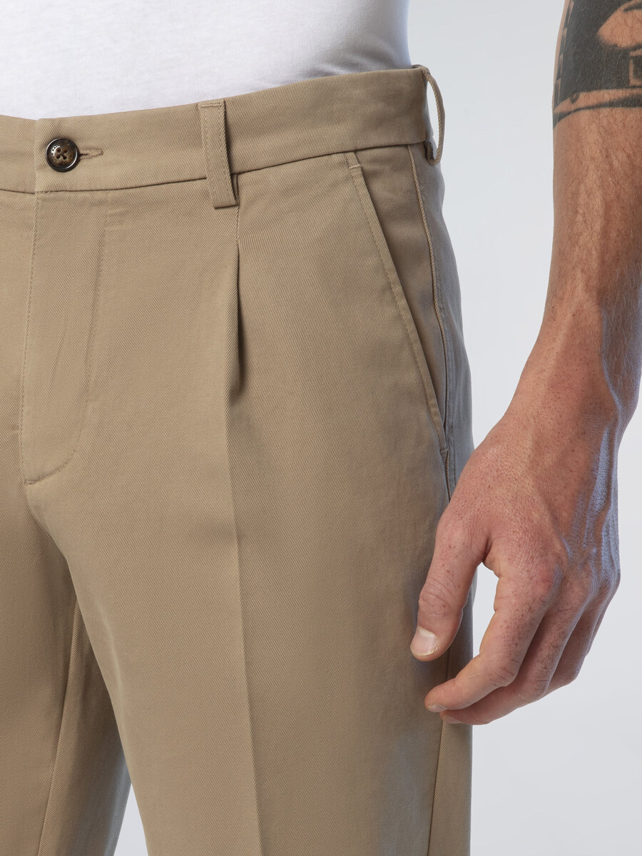 pantalones chinos de gabardina plisada defender