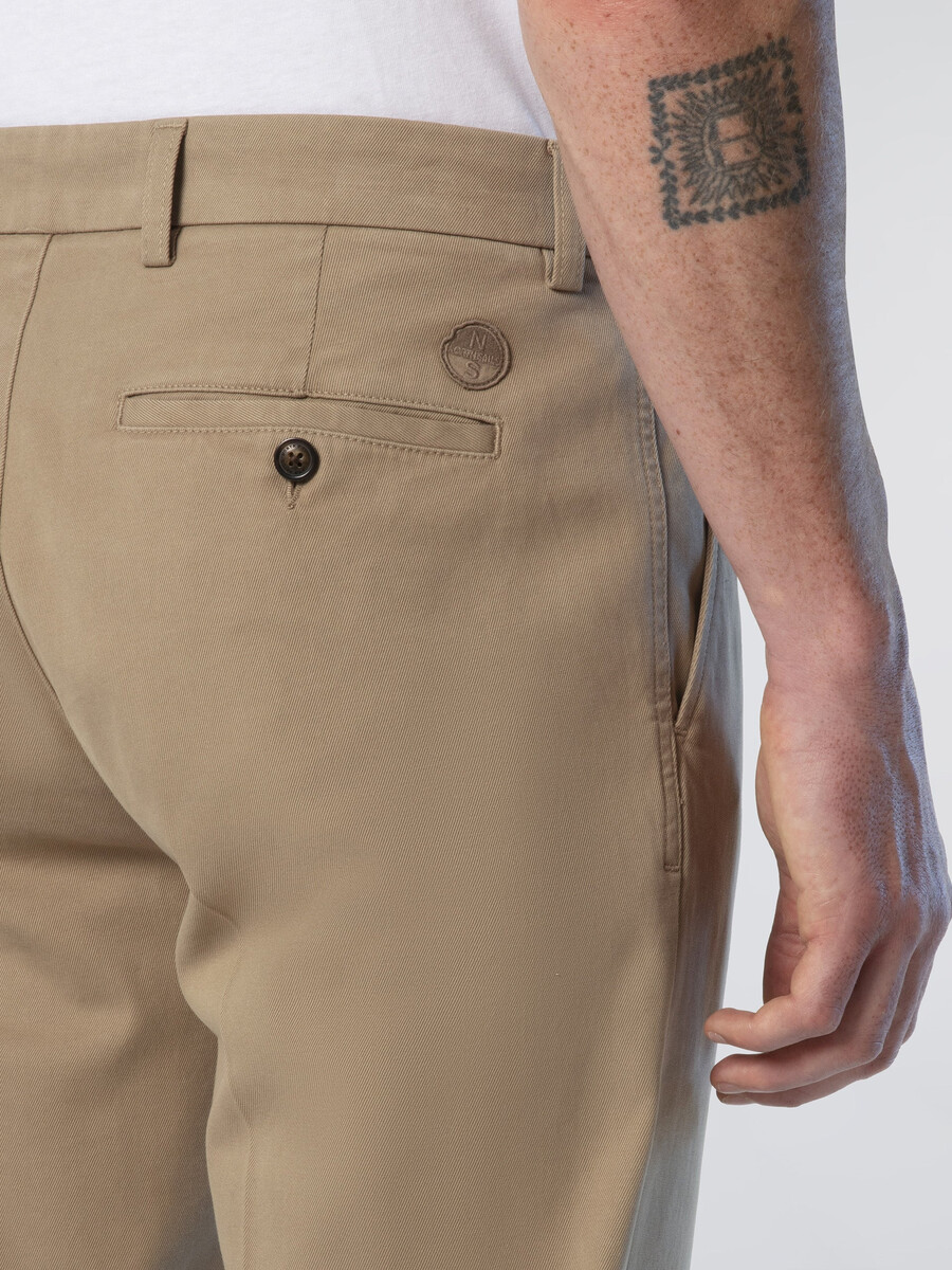 pantalones chinos de gabardina plisada defender