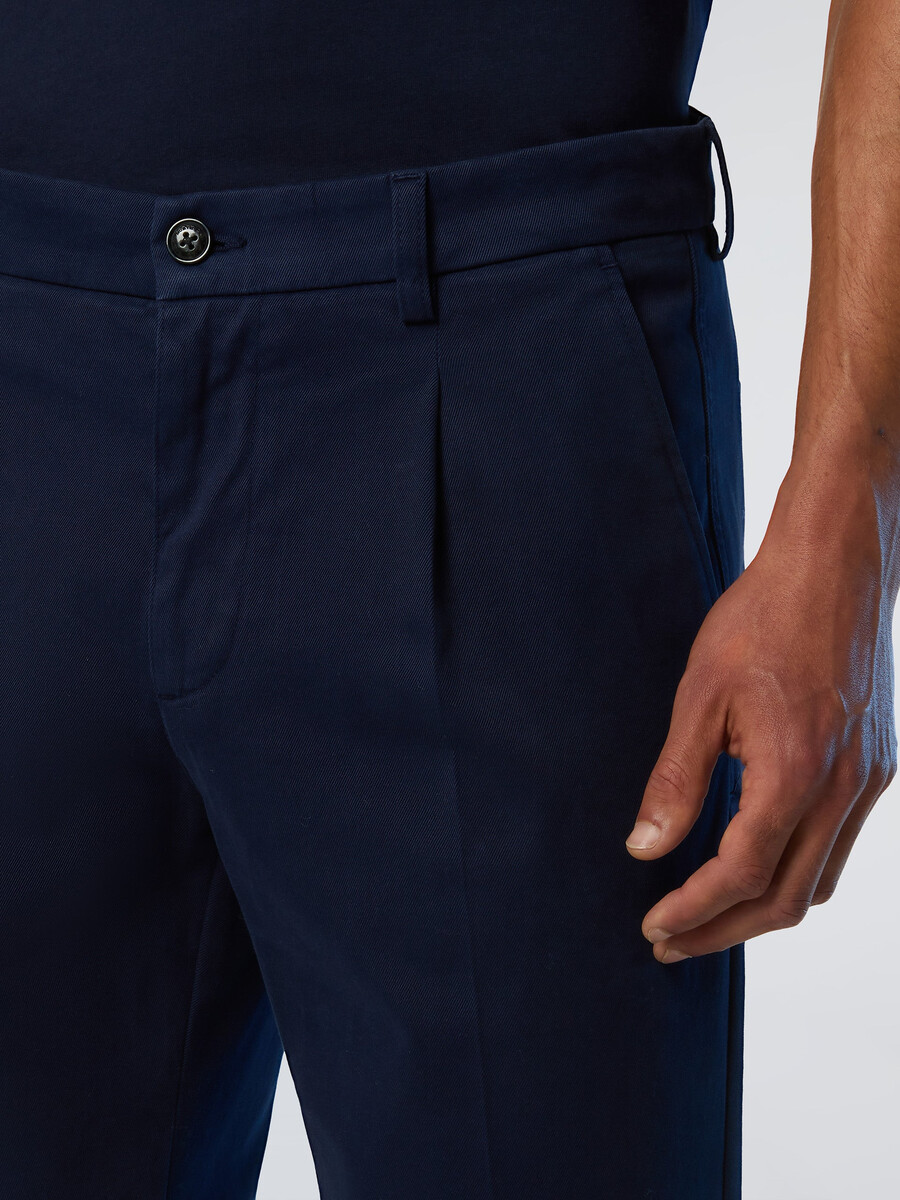 pantalones chinos de gabardina plisada defender