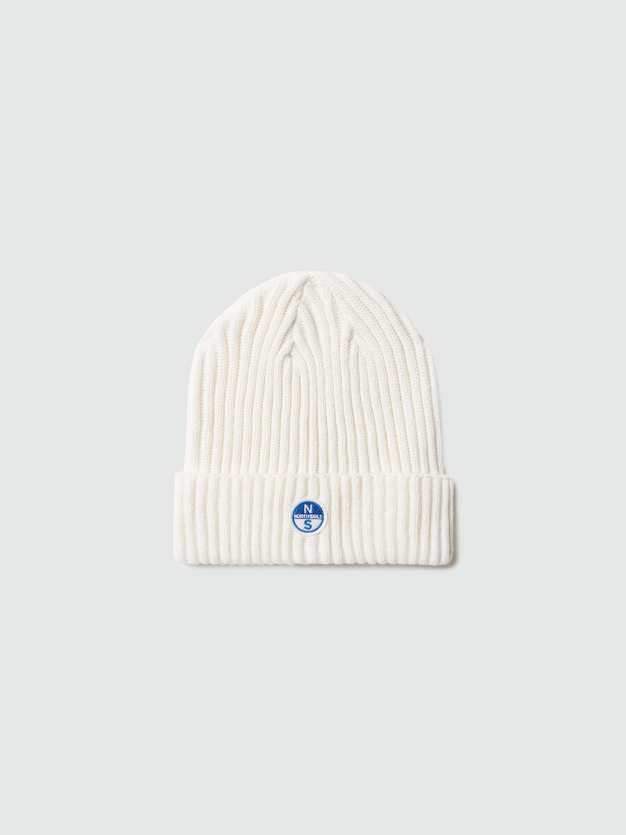 gorro de canalé ancho con parche de logotipo