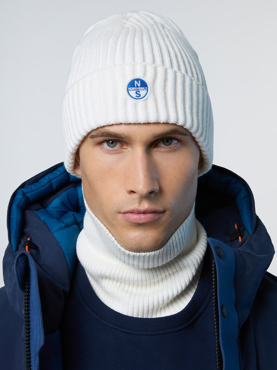 gorro de canalé ancho con parche de logotipo
