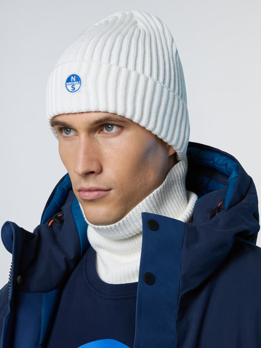 gorro de canalé ancho con parche de logotipo