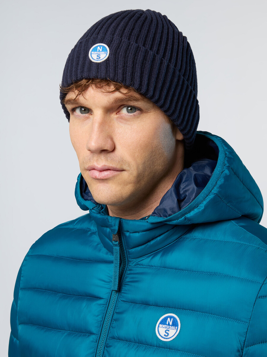 gorro de canalé ancho con parche de logotipo