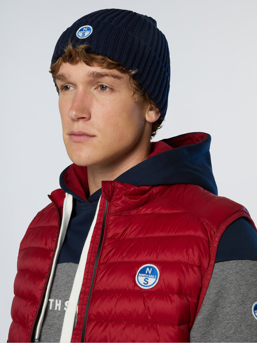 gorro de canalé ancho con parche de logotipo