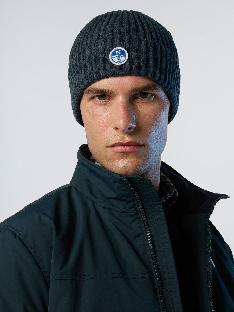 gorro de canalé ancho con parche de logotipo