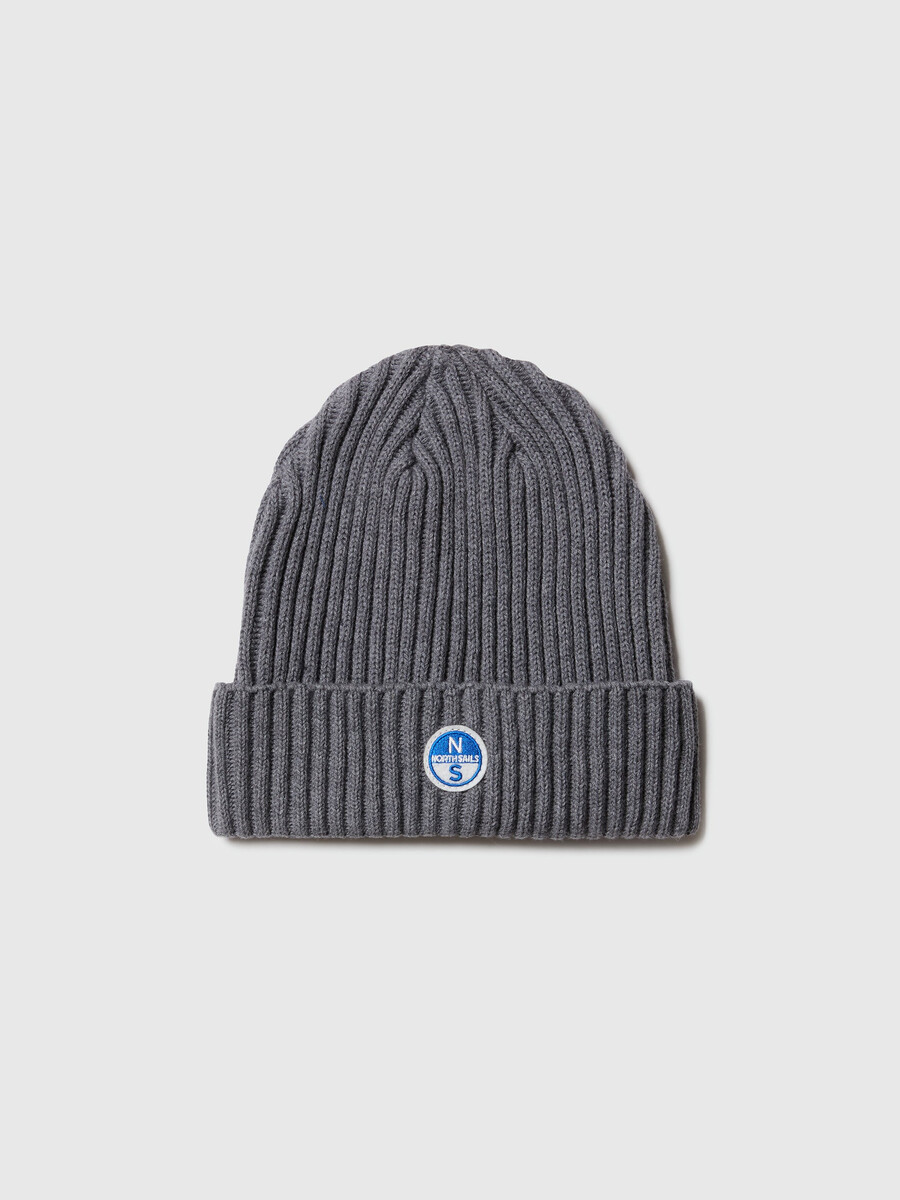 gorro de canalé ancho con parche de logotipo
