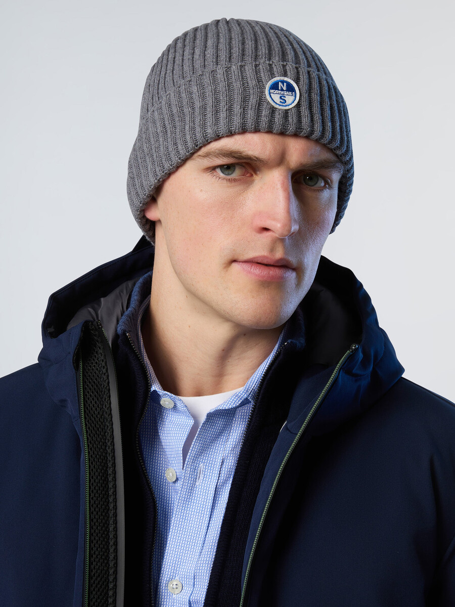 gorro de canalé ancho con parche de logotipo