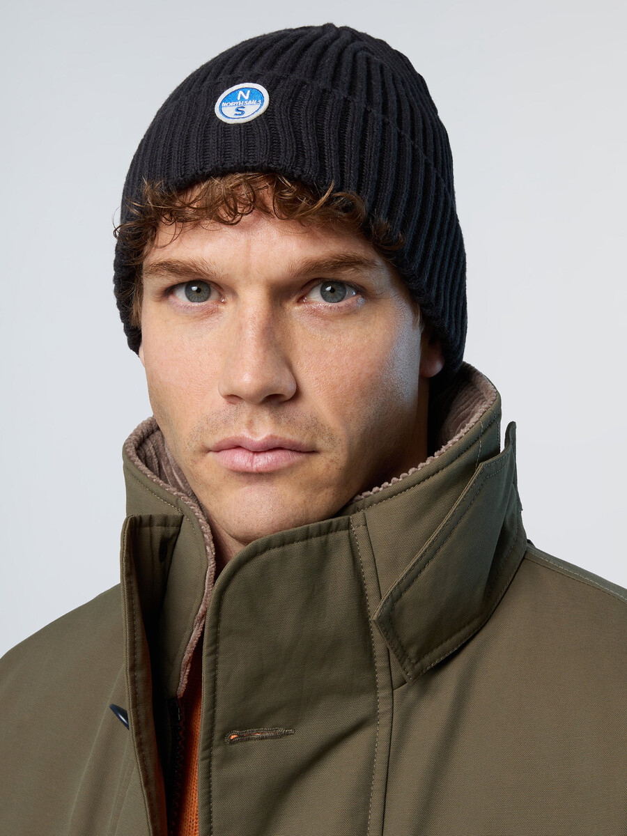 gorro de canalé ancho con parche de logotipo