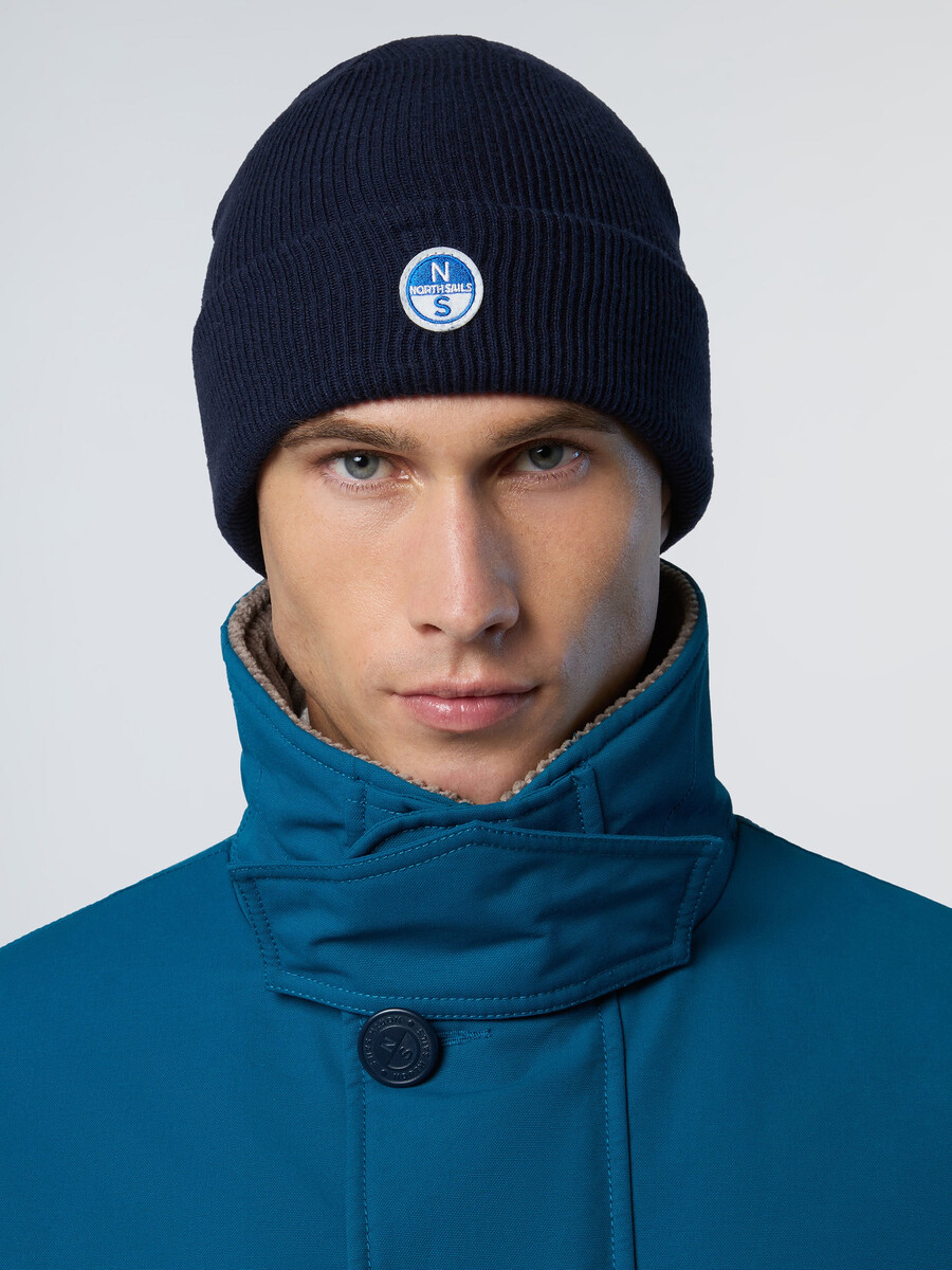 gorro de microcanalé con parche del logotipo