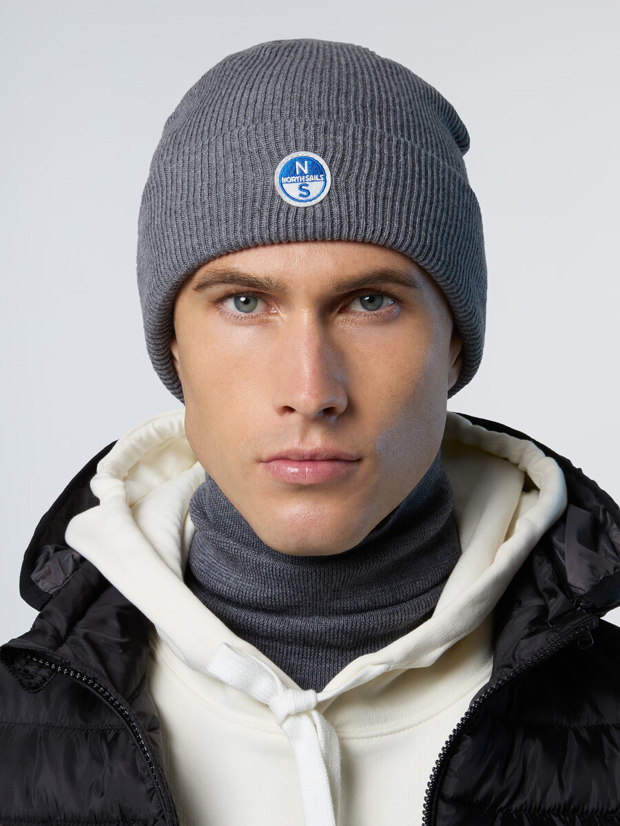 gorro de microcanalé con parche del logotipo
