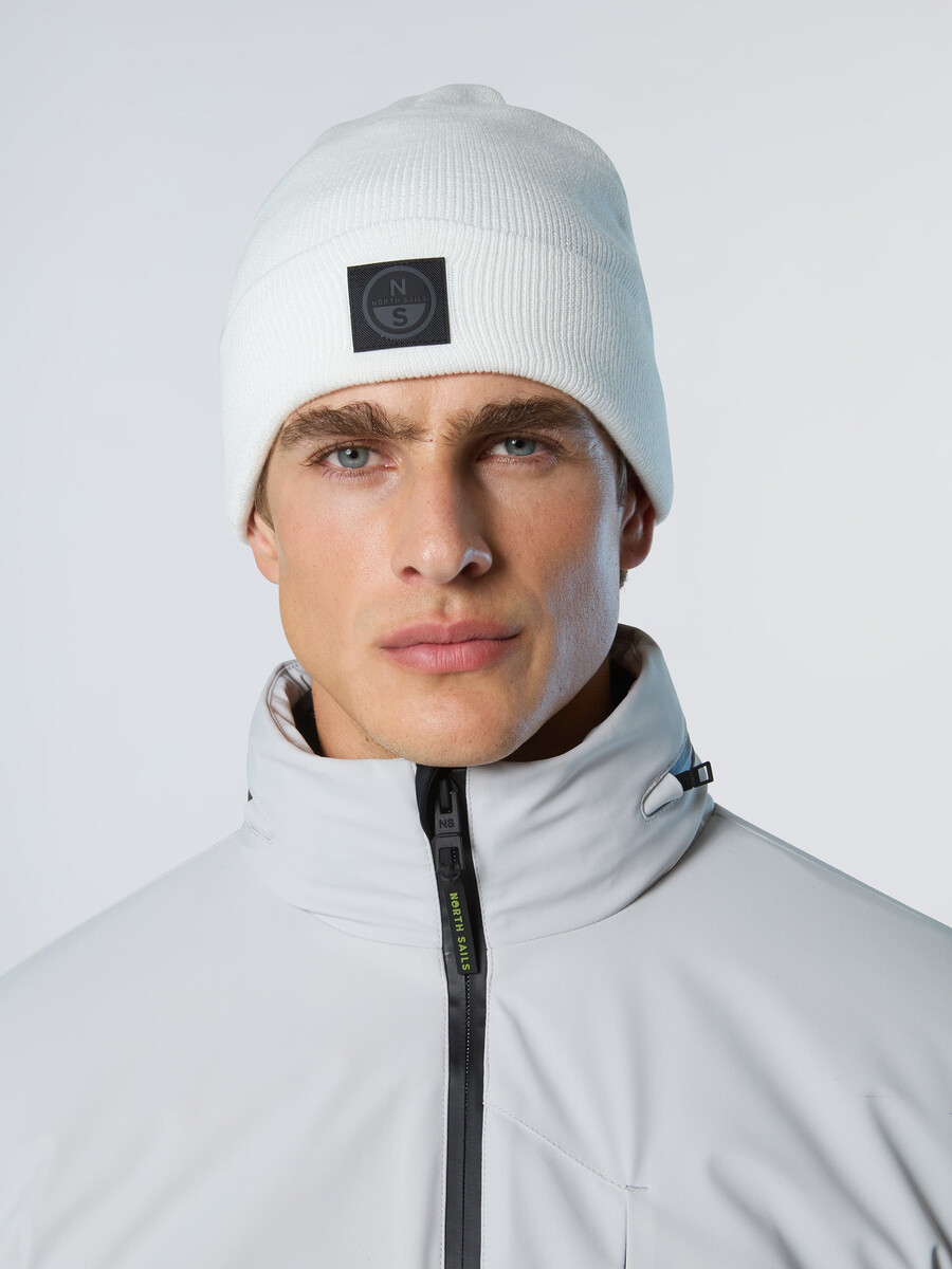 gorro con parche de north tech