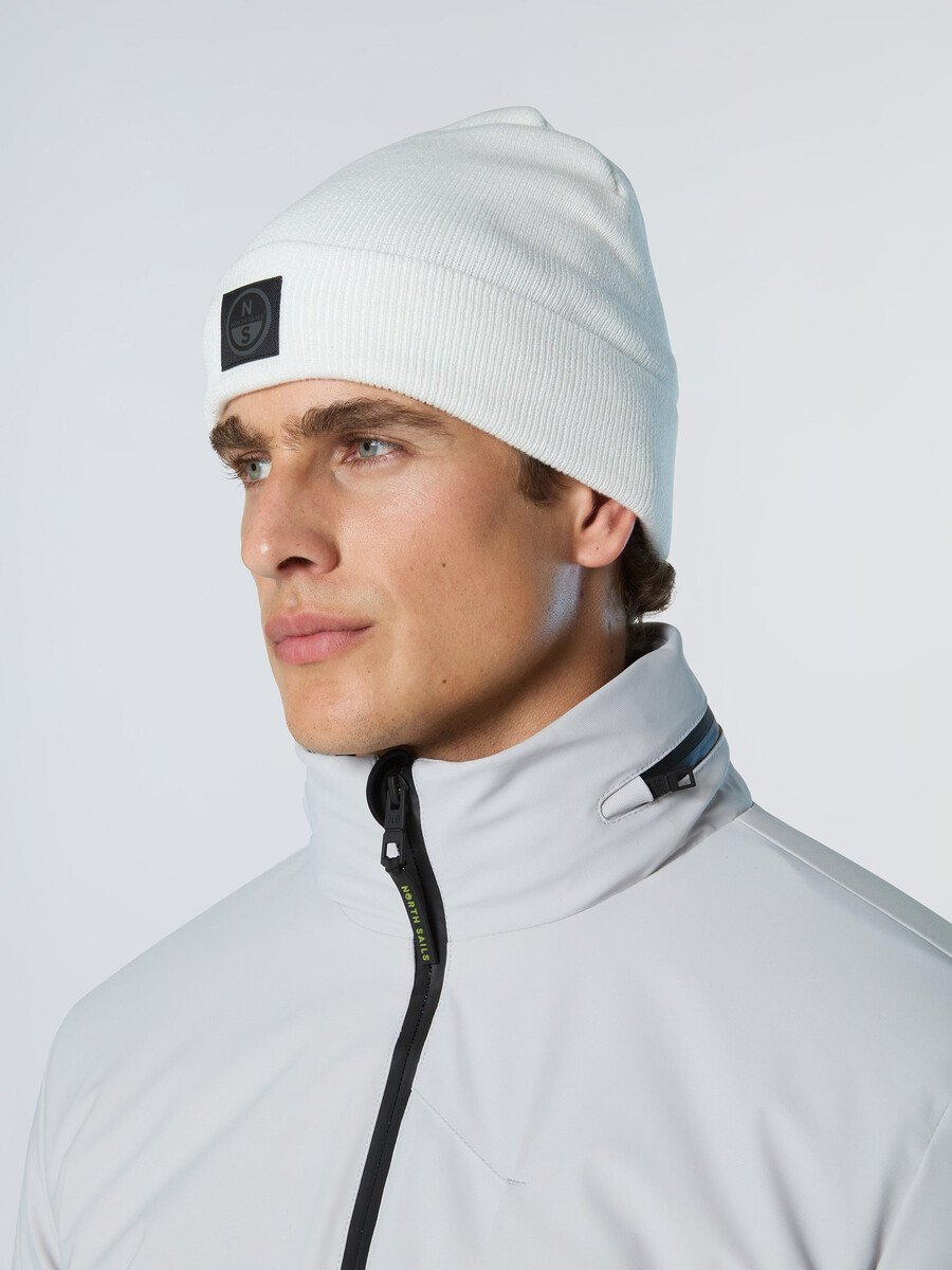 gorro con parche de north tech