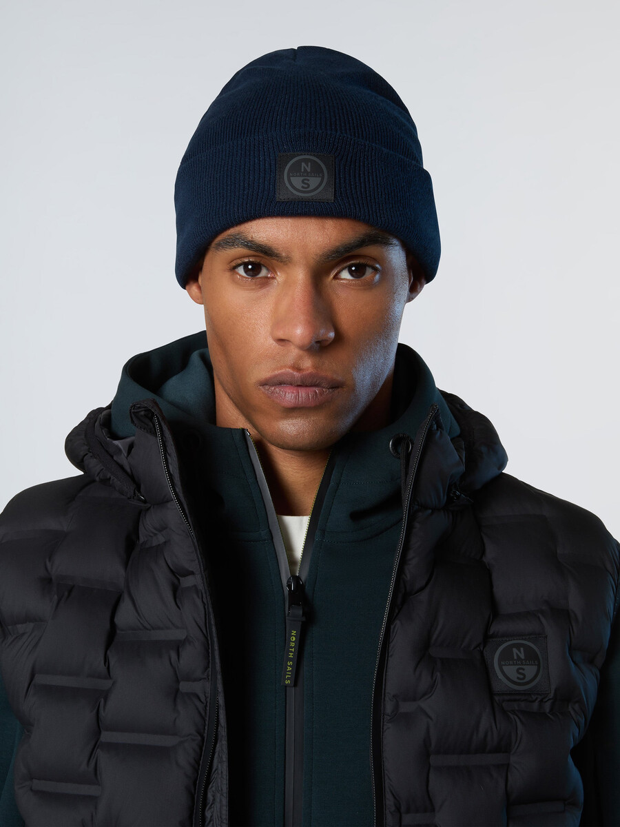 gorro con parche de north tech
