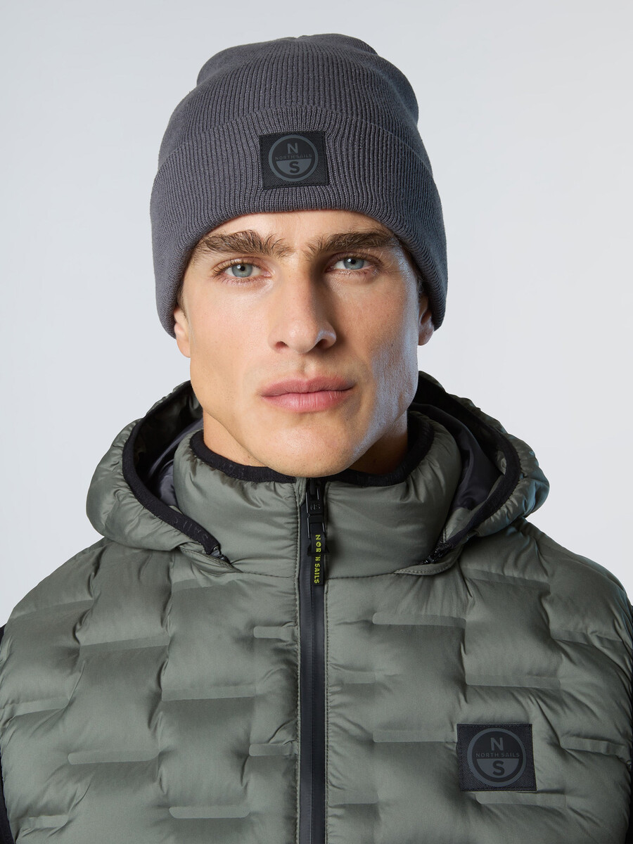 gorro con parche de north tech