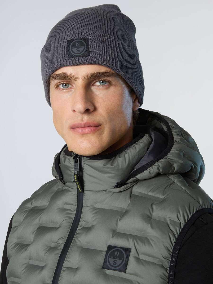gorro con parche de north tech