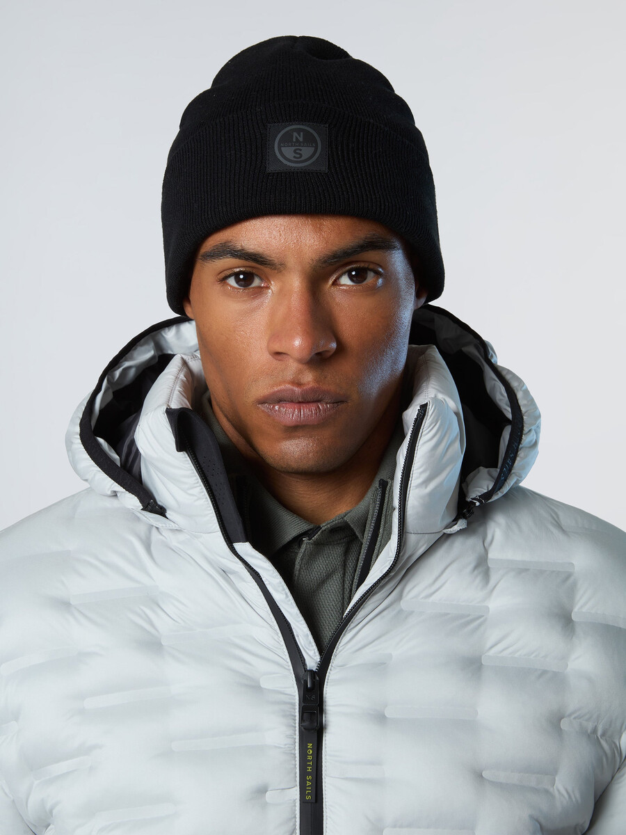 gorro con parche de north tech