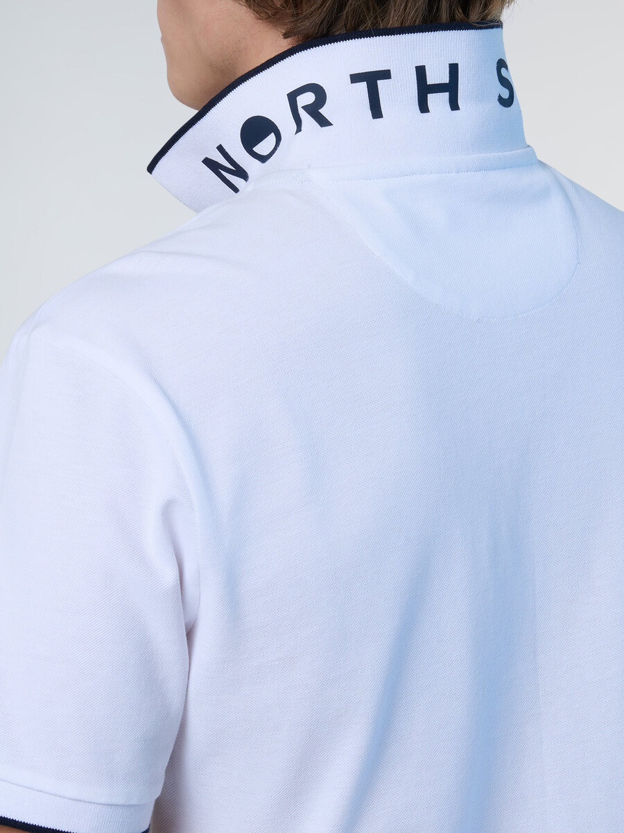 camisa polo con estampado de cuello