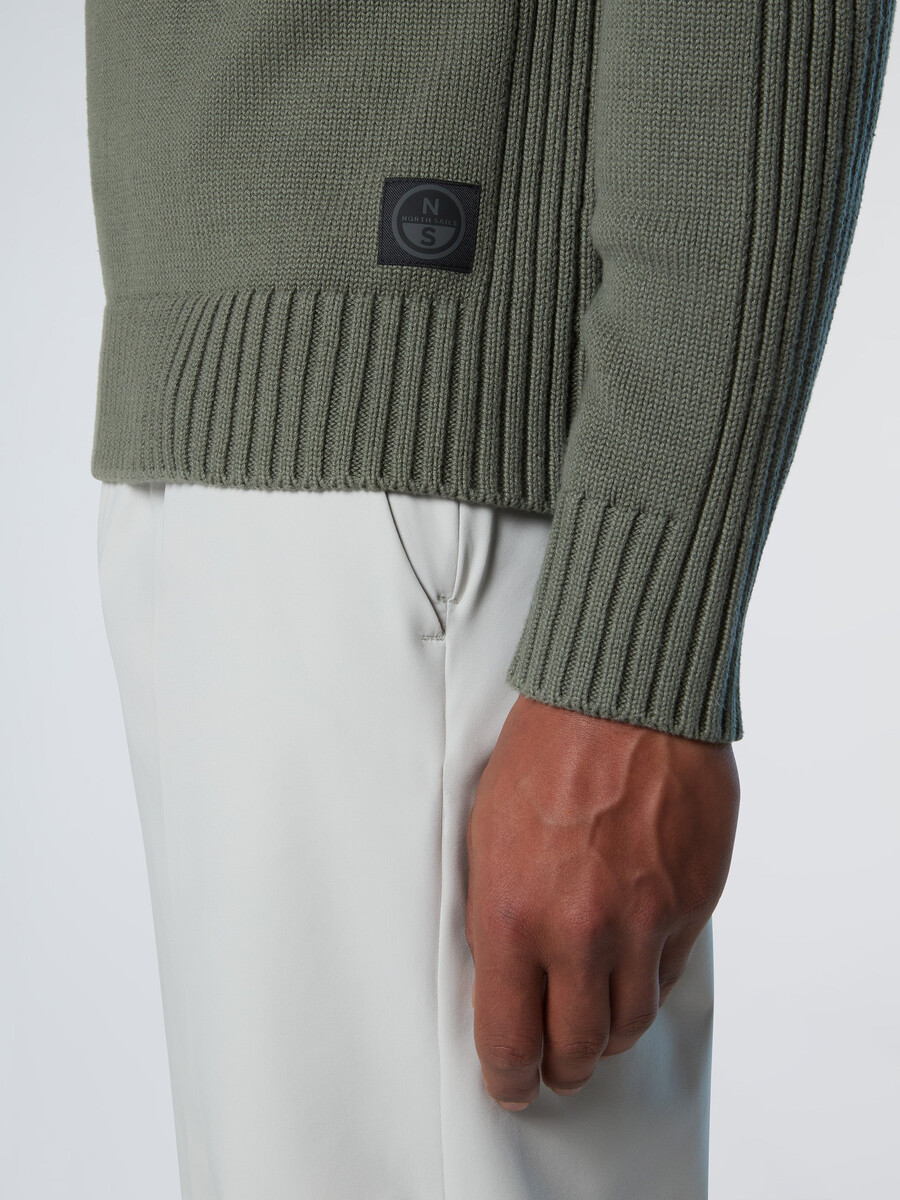 suéter de cuello redondo con canalé