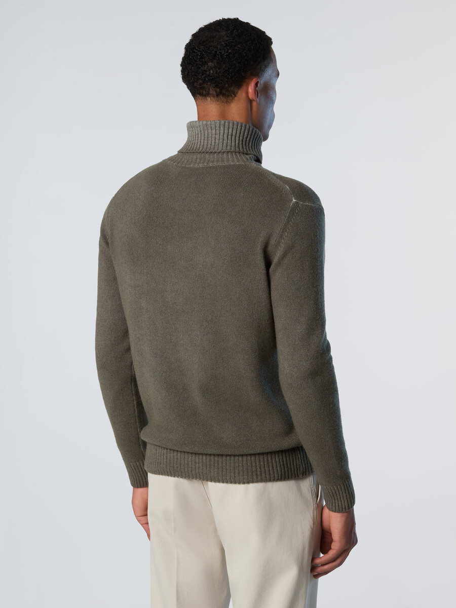 suéter de cuello alto descolorido