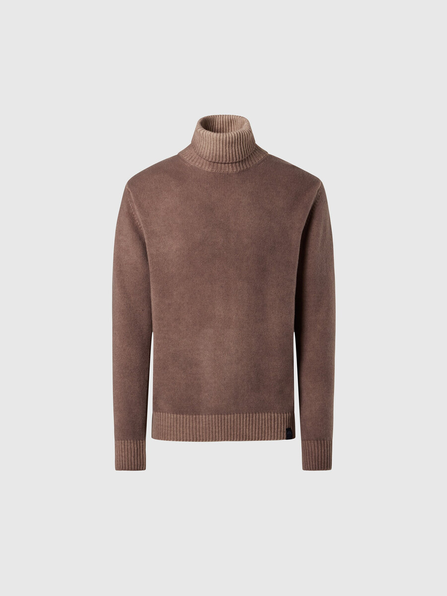 suéter de cuello alto descolorido