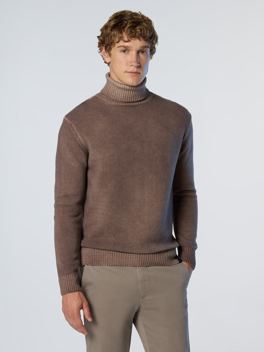 suéter de cuello alto descolorido
