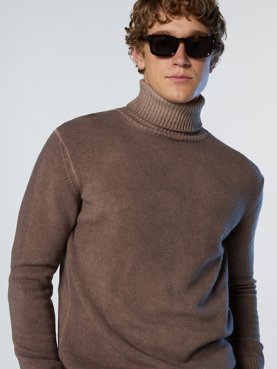 suéter de cuello alto descolorido