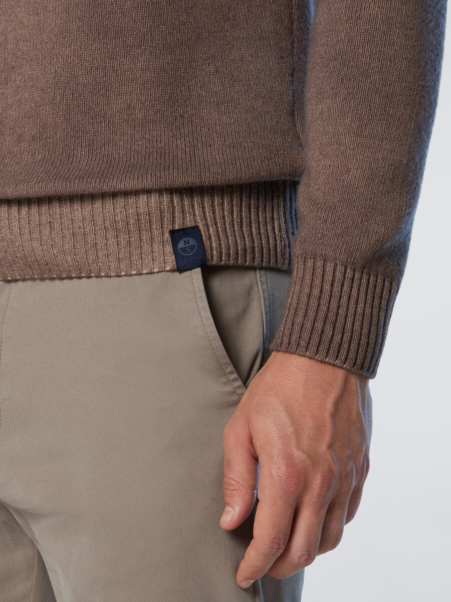 suéter de cuello alto descolorido