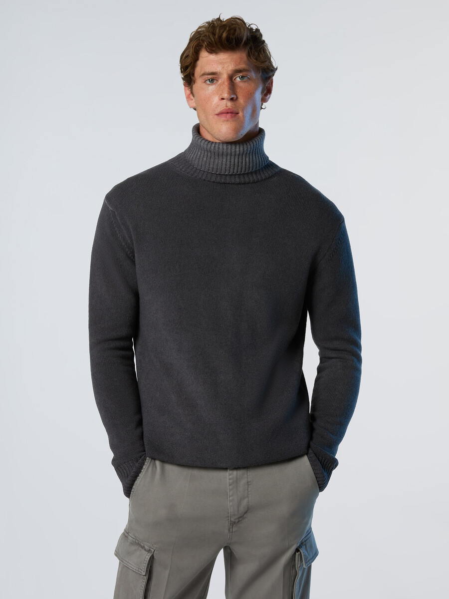 suéter de cuello alto descolorido