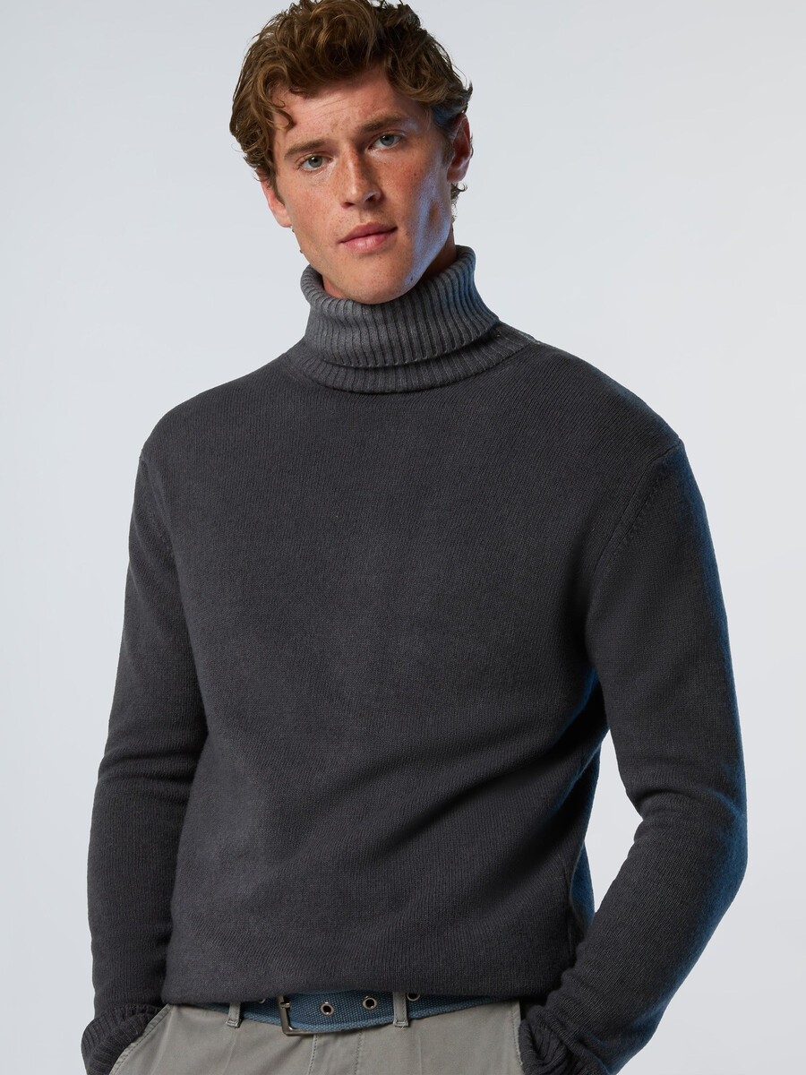 suéter de cuello alto descolorido