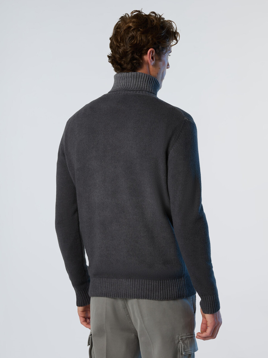 suéter de cuello alto descolorido