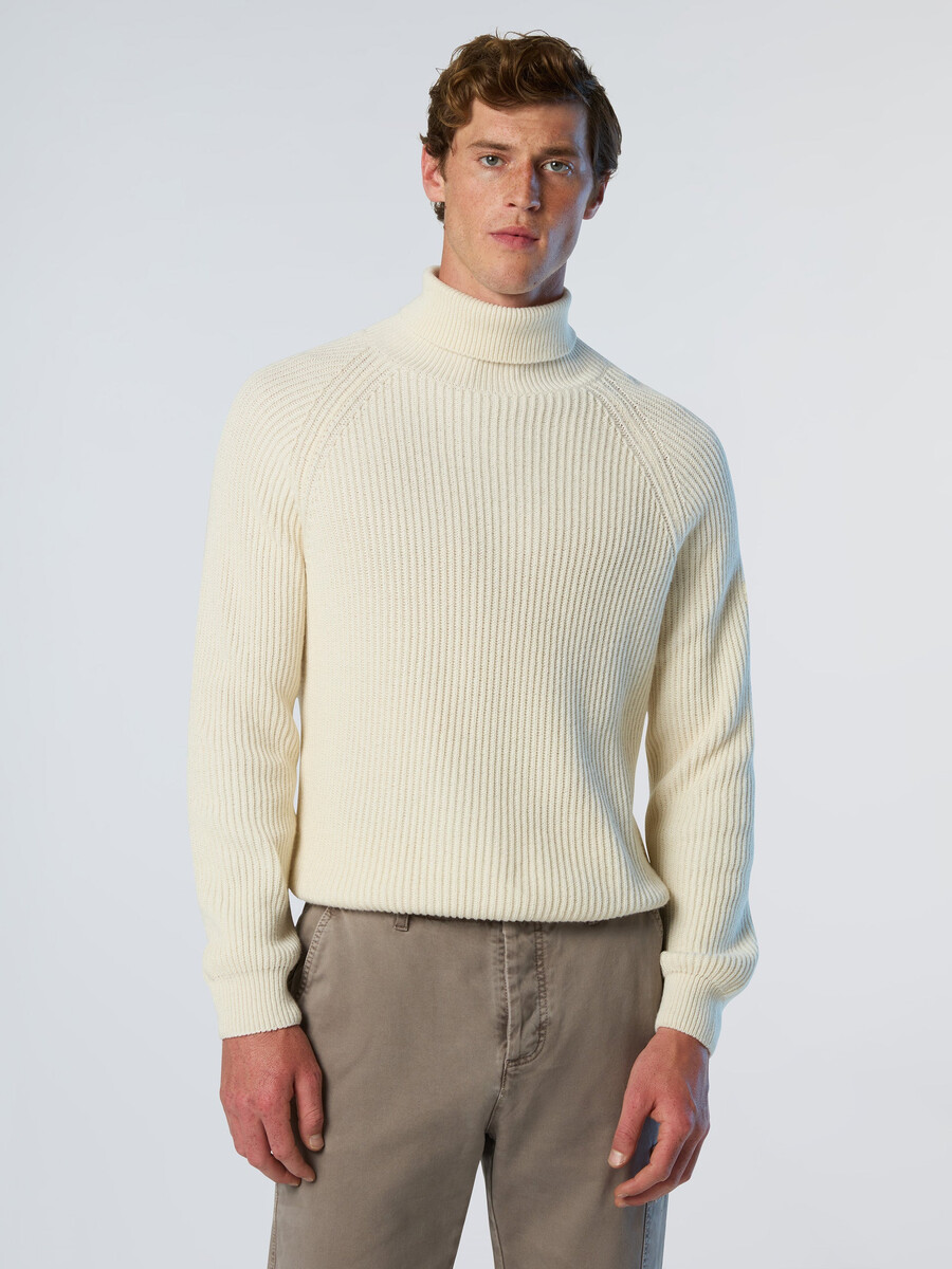 suéter de cuello alto con canalé de pescador