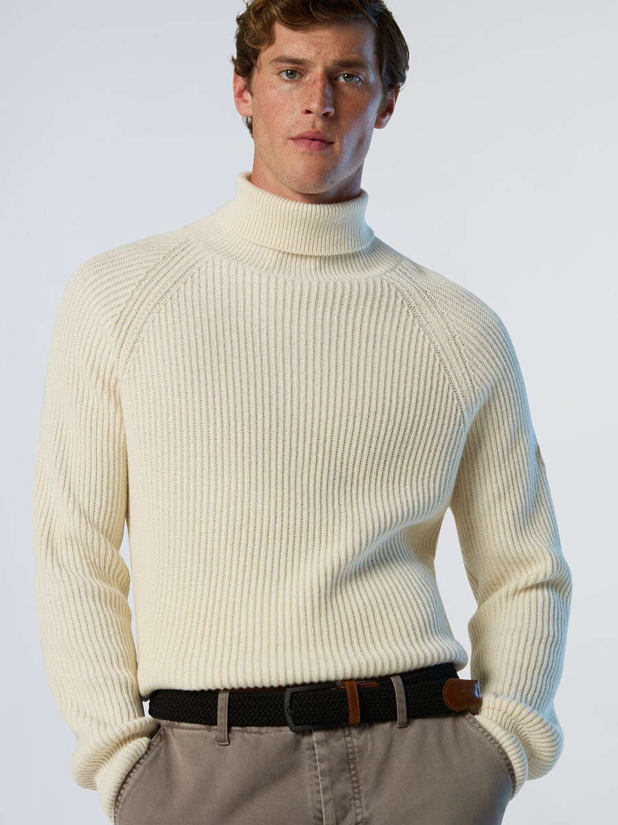 suéter de cuello alto con canalé de pescador