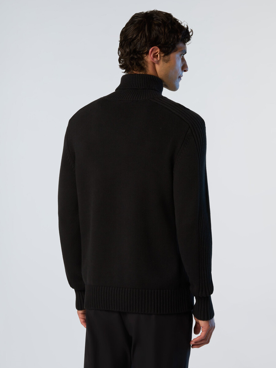 suéter de cuello alto con canalé