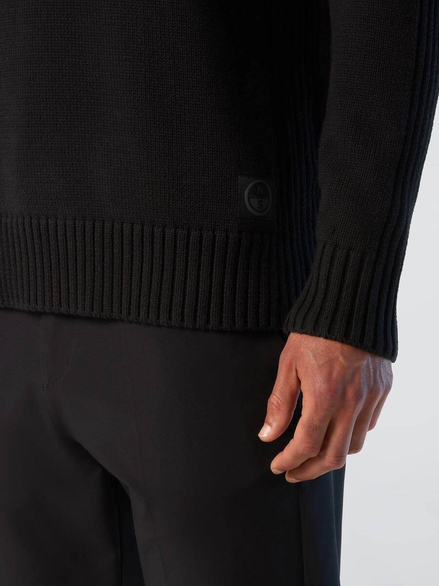 suéter de cuello alto con canalé