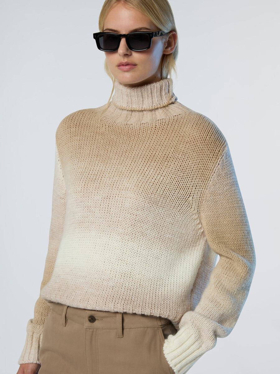 suéter de alpaca descolorido