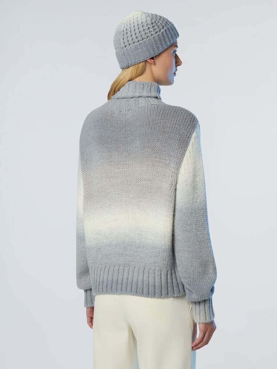 suéter de alpaca descolorido