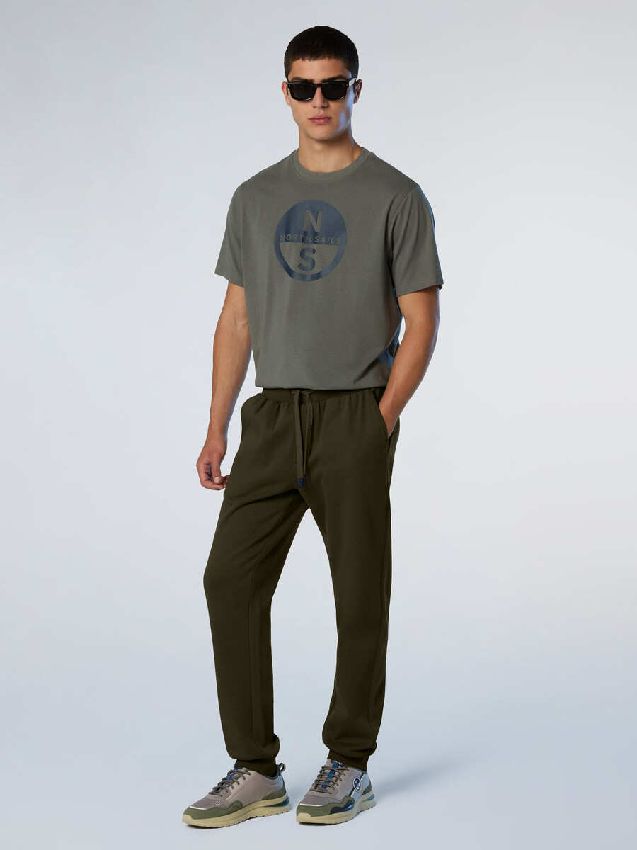 pantalones deportivos con parche de logo