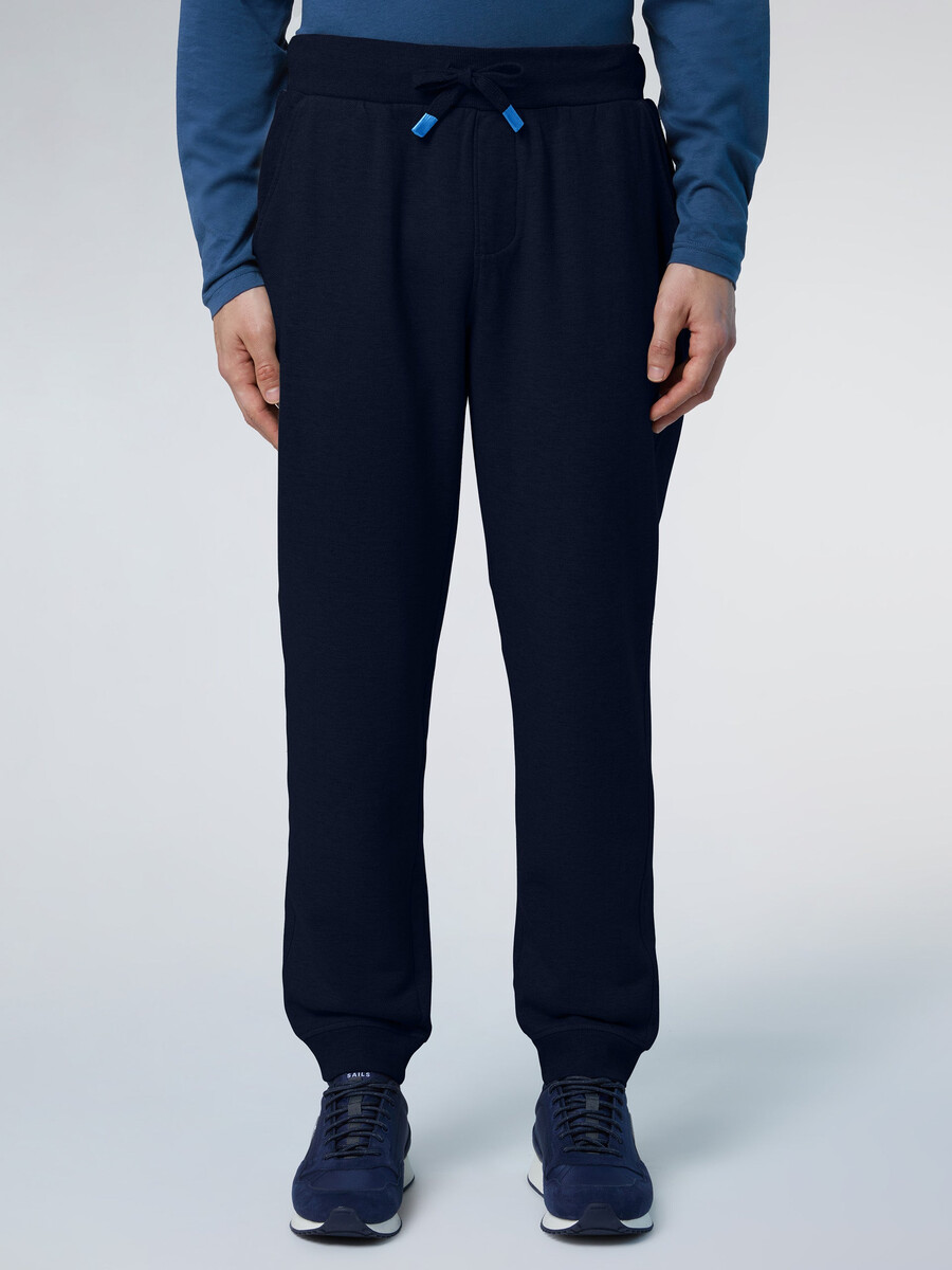 pantalones deportivos con parche de logo