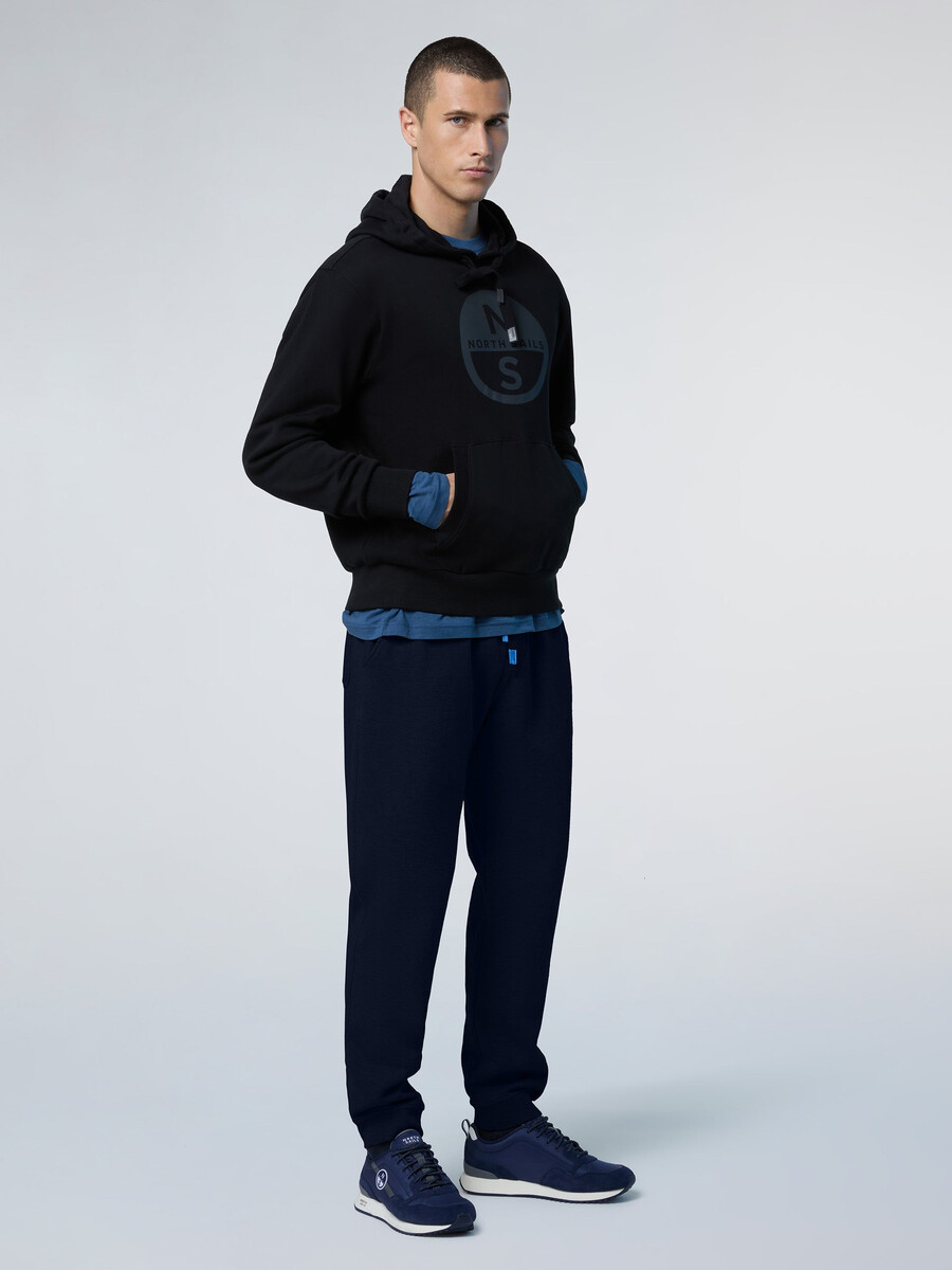 pantalones deportivos con parche de logo