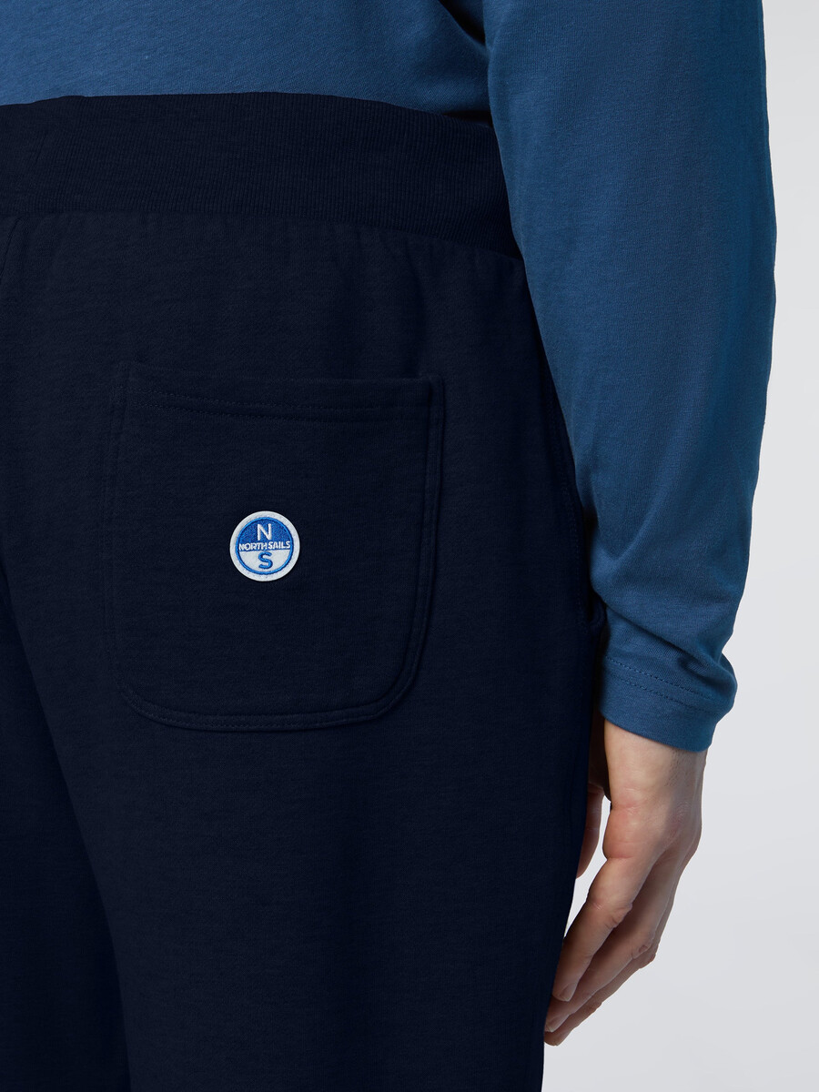 pantalones deportivos con parche de logo
