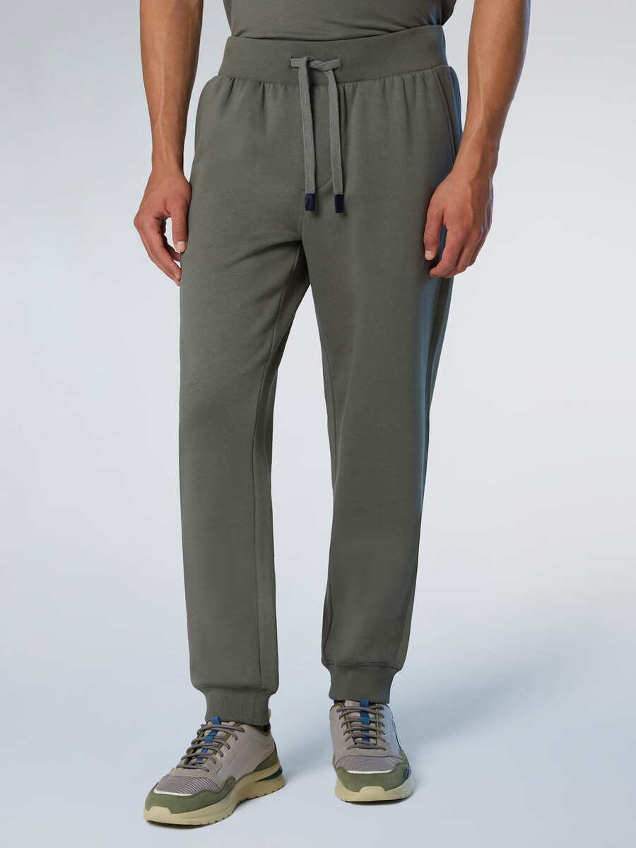pantalones deportivos con parche de logo