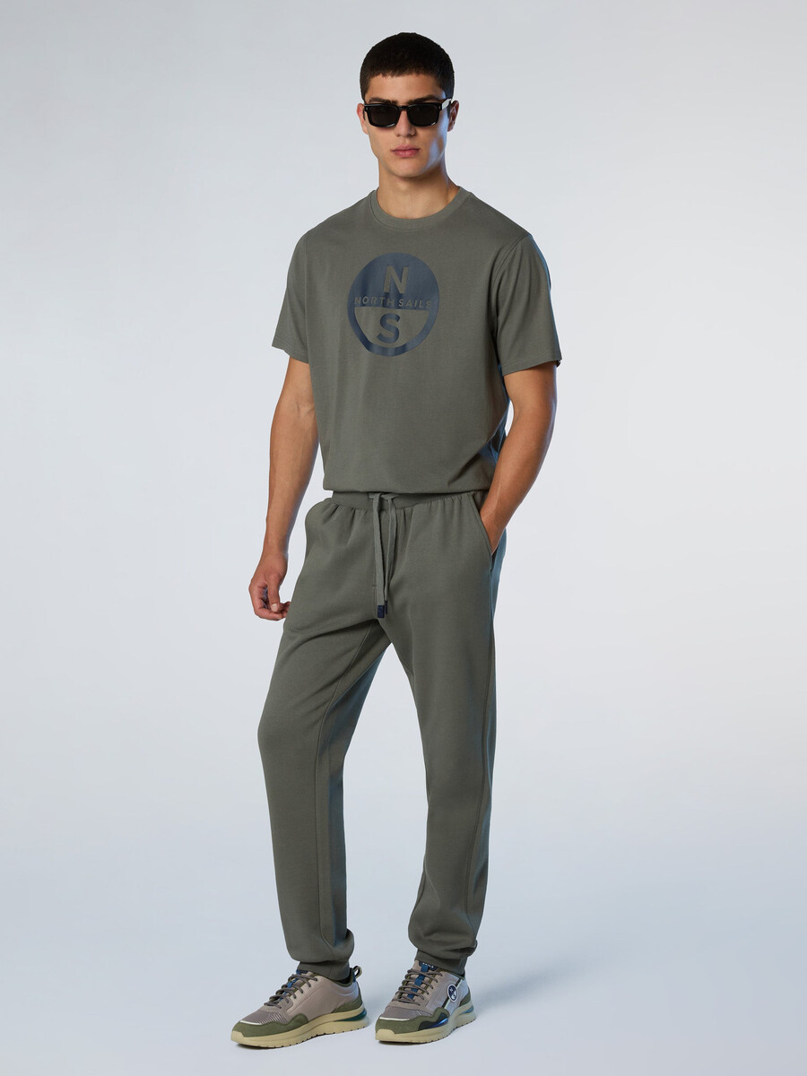 pantalones deportivos con parche de logo