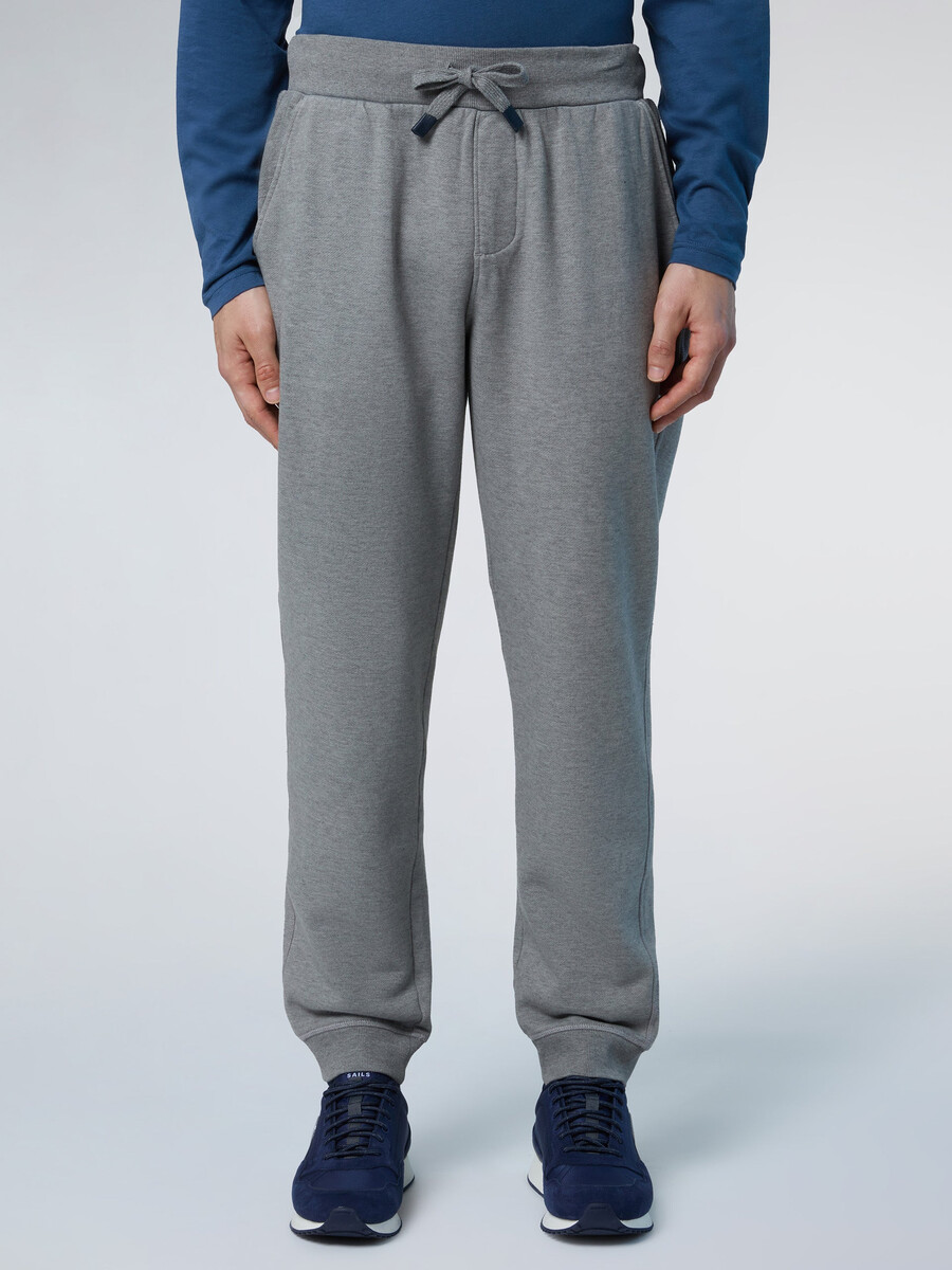 pantalones deportivos con parche de logo