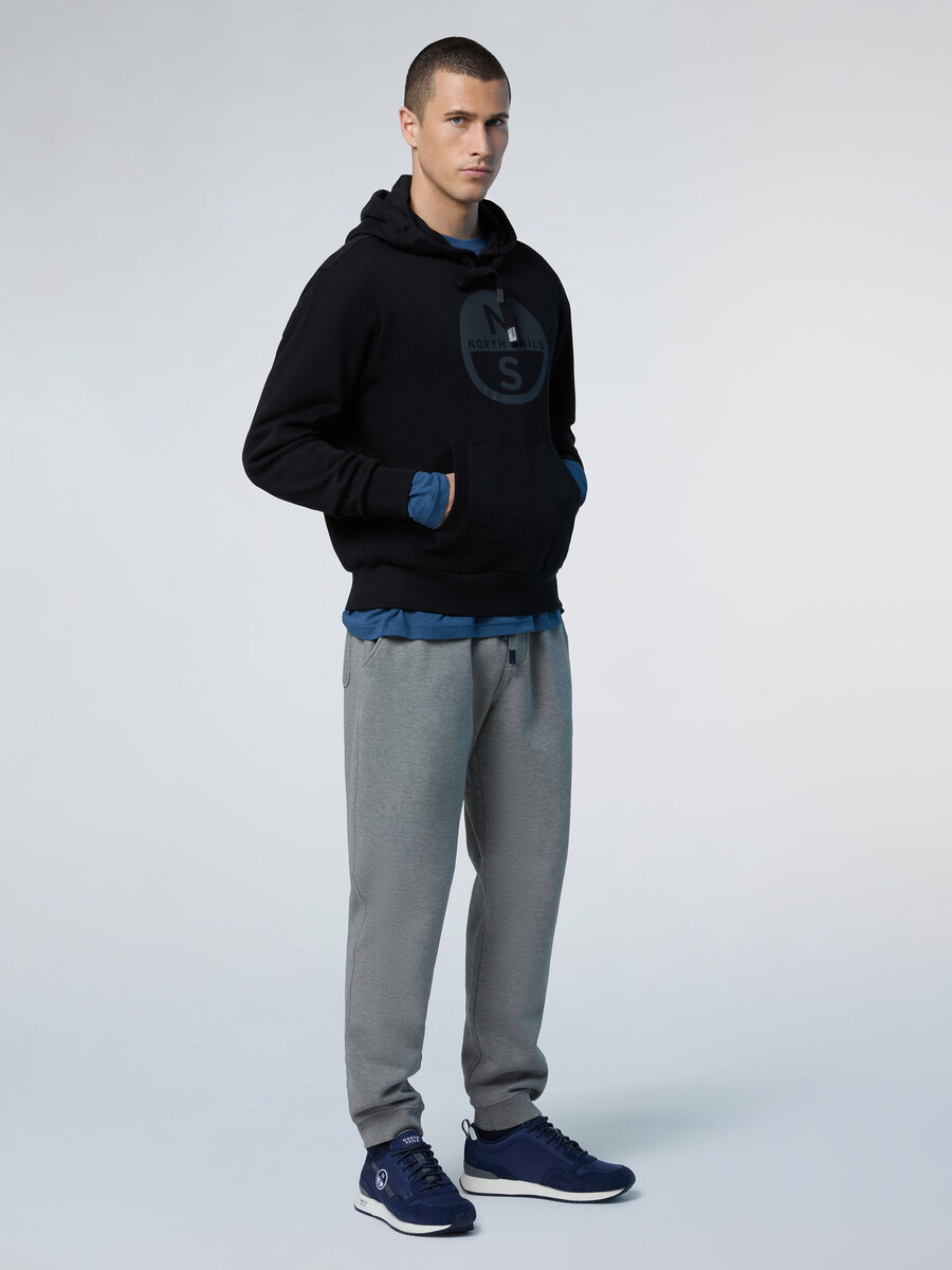 pantalones deportivos con parche de logo