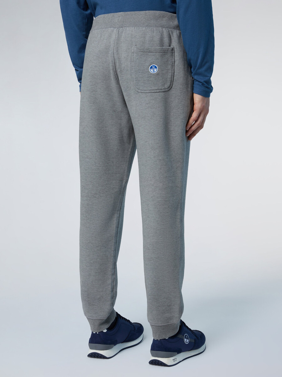 pantalones deportivos con parche de logo