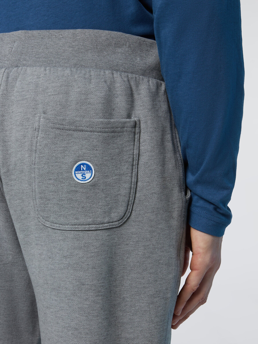 pantalones deportivos con parche de logo