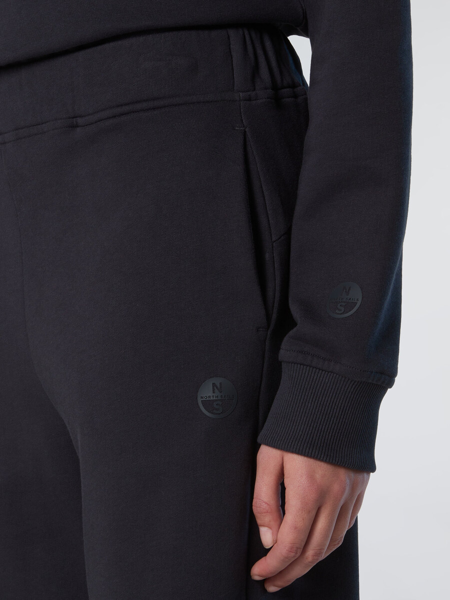 pantalones de chándal con canesú en la espalda